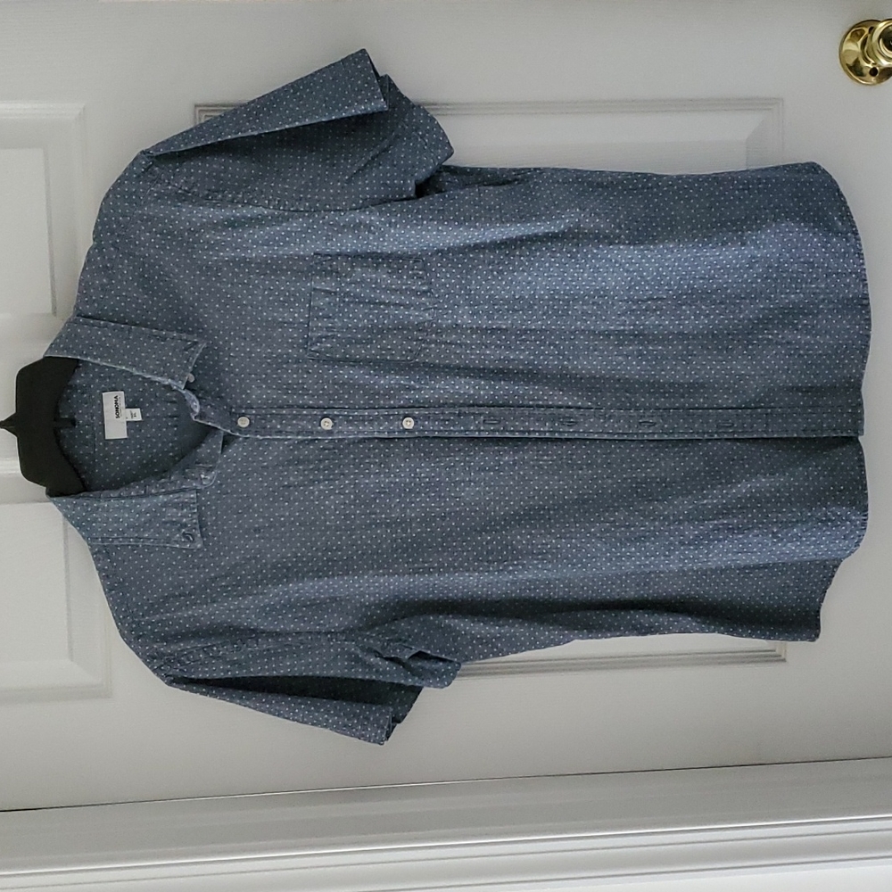 Sonoma men's short sleeve button down shirt. XL. Blue with white dots.
